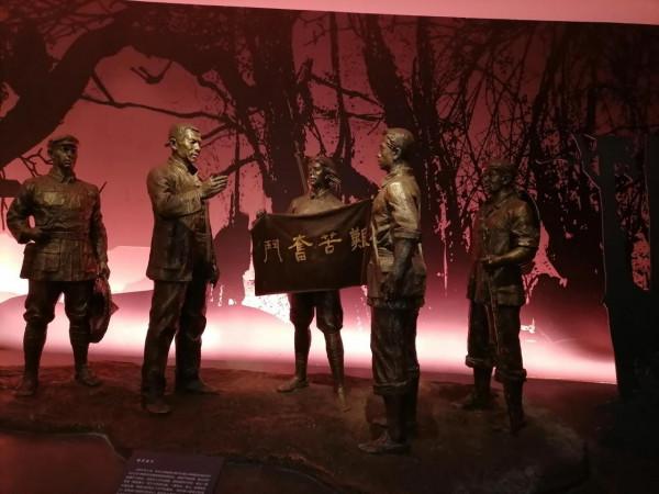 銘記歷史，永遠革命