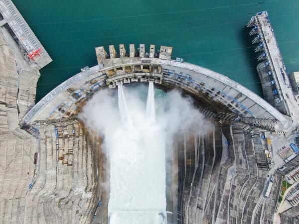 深山裡有座水電站，電線是走家串戶收破爛得來的，運發電機犧牲了三個人