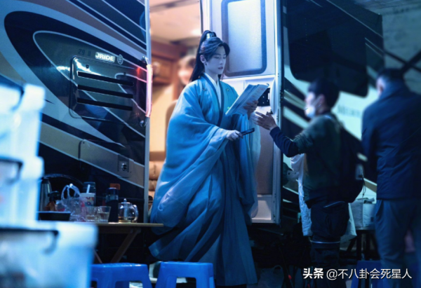 男星古裝站姿對比,誰儀態差誰尷尬,看到愛豆我笑了 男星古裝站姿對比,誰儀態差誰尷尬,看到愛豆我笑了