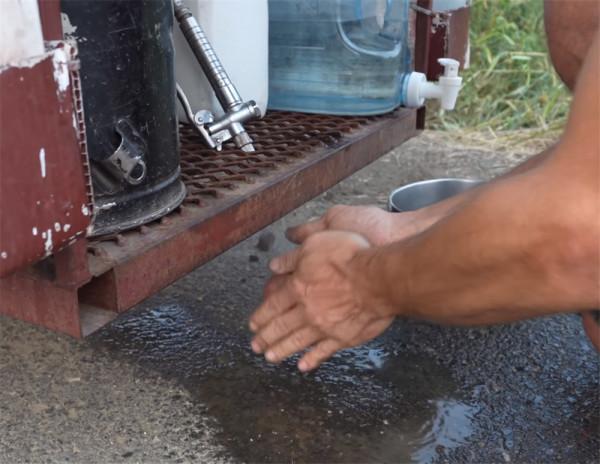他住在2㎡破舊三輪車中，養4只羊為伴，邊牧羊邊流浪轉眼已過12年