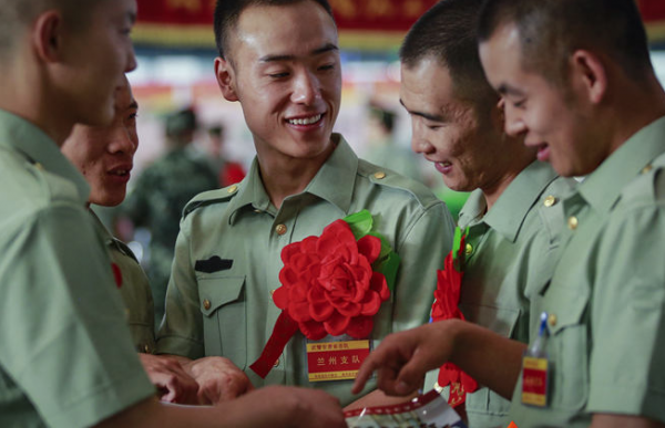 退役補助新調整！2年義務兵拿到手6萬，選取軍士補貼更高