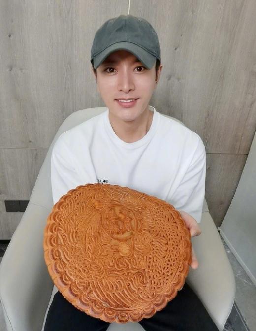 中秋節駕到，李小璐甜馨一起過節，賈乃亮曬出巨型月餅