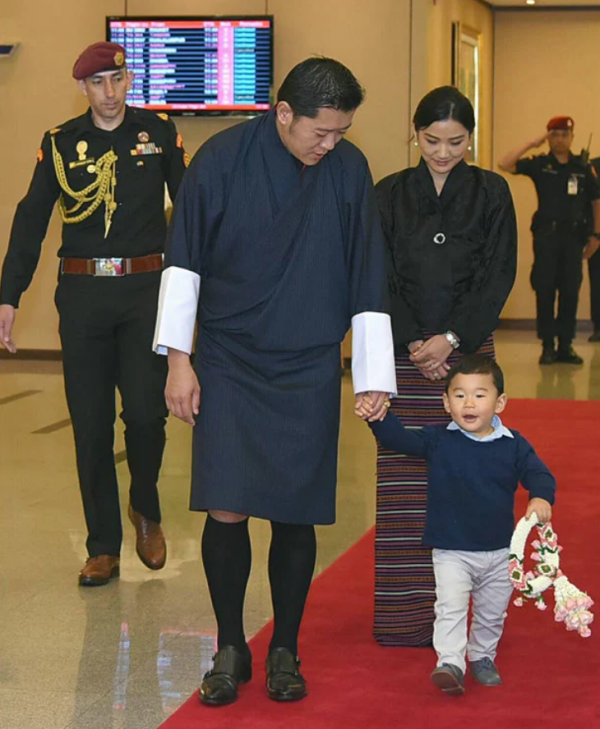 30歲不丹佩瑪王后真大膽,懷二胎也敢穿高跟鞋,鞋上繡滿花真驚豔 30歲不丹佩瑪王后真大膽,懷二胎也敢穿高跟鞋,鞋上繡滿花真驚豔