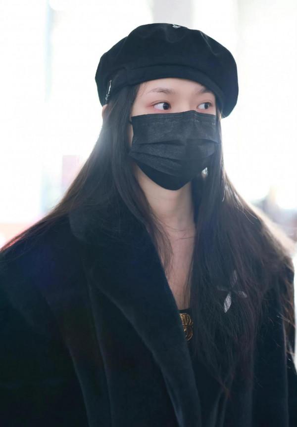 林允私服，頭戴貝雷帽，身穿貂皮短大衣，低調耐看