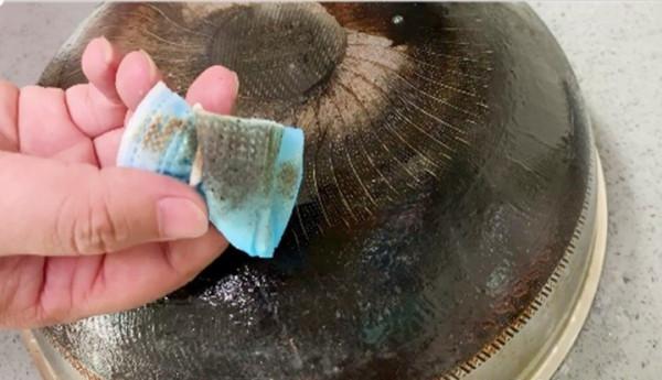 不管炒鍋的油漬多重，堅持使用口罩除汙，鍋底煥然一新，安排