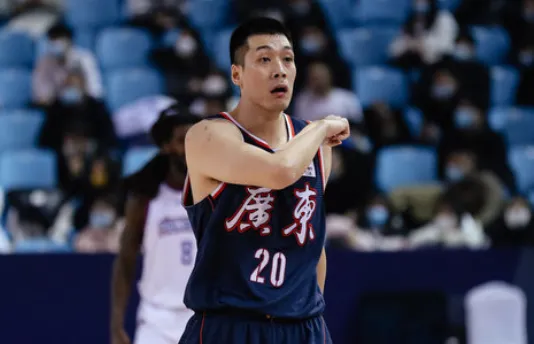 周琦吃烤肉，湯傑曬酷照，趙睿變瘦，廣東宏遠為任俊飛慶生