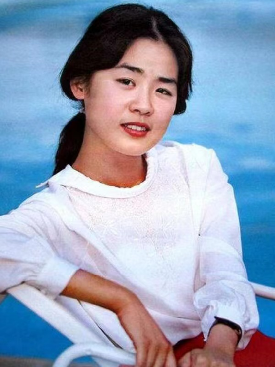 因《牧馬人》成名的叢珊，20歲火遍全國，後來“消失”去哪了？