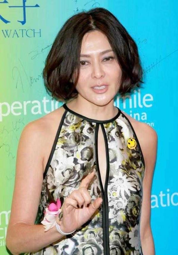 關之琳越老越迷人,穿掛脖小短裙不像奶奶輩,美得讓人移不開眼 關之琳越老越迷人,穿掛脖小短裙不像奶奶輩,美得讓人移不開眼