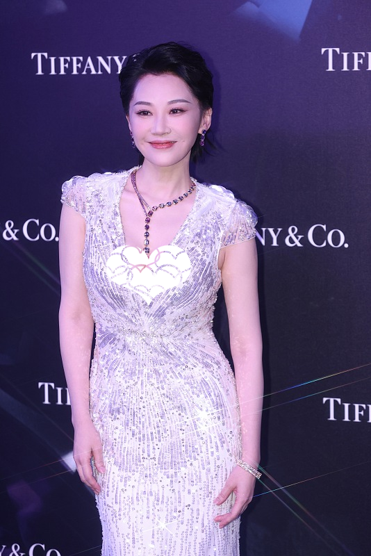 大齡未婚的女人真的很年輕，許晴都年過半百了，也能駕馭緊身裙