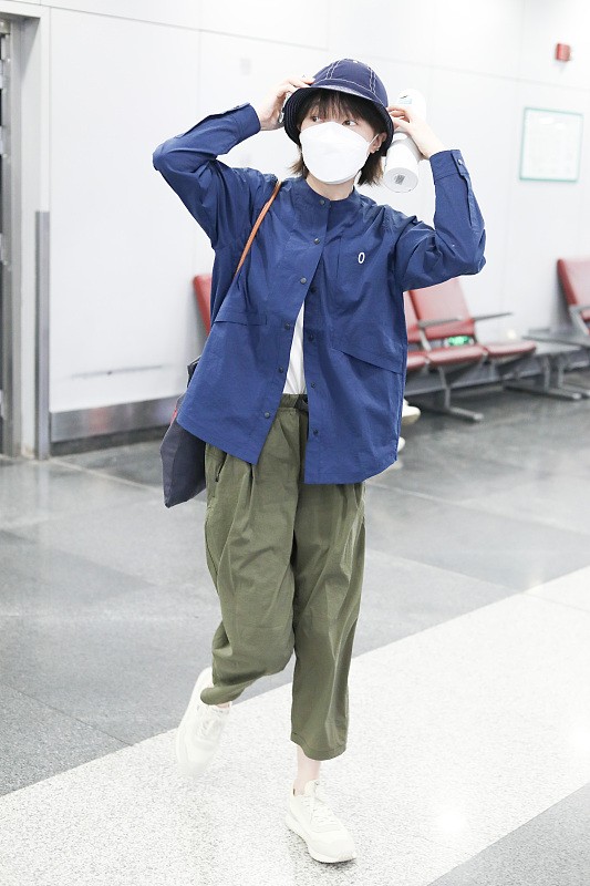 中性風太顯嫩?30+的焦俊豔利落短髮配西裝,挺有“小女孩”氣 中性風太顯嫩?30+的焦俊豔利落短髮配西裝,挺有“小女孩”氣