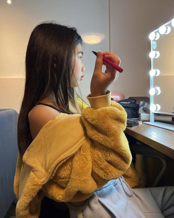 曹格11歲女兒近照引發關注！化濃妝衣著成熟，氣場強大模特範十足