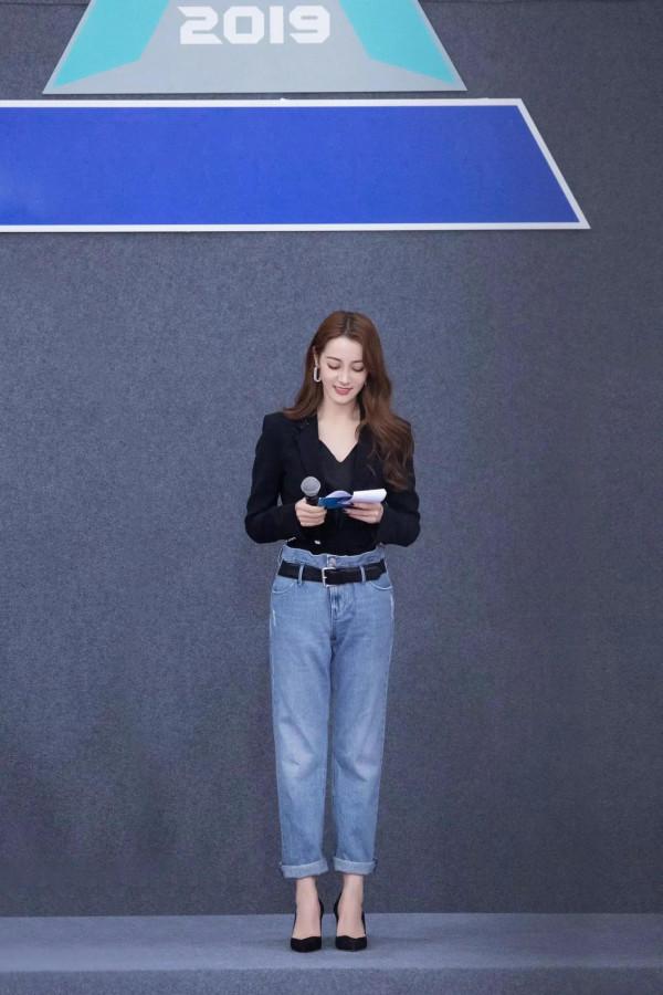 迪麗熱巴穿牛仔褲比穿裙子好看顯的青春有活力