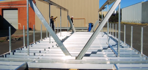 男子花百萬將家搬到水面上 12㎡漂浮小屋每月管理費至少三千