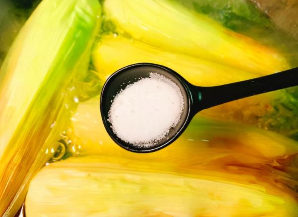 煮玉米時,別用清水直接煮了!多加這2味,玉米又香又糯超好吃 煮玉米時,別用清水直接煮了!多加這2味,玉米又香又糯超好吃