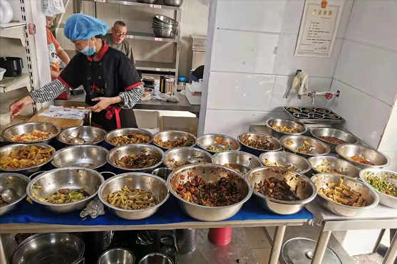 江蘇這家蓋飯,價格按勺算,最貴18元1勺,食客:量少價格不便宜 江蘇這家蓋飯,價格按勺算,最貴18元1勺,食客:量少價格不便宜