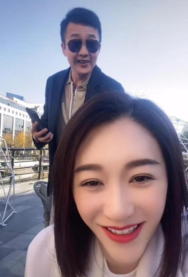 45歲李小冉罕見曬自拍！面板白到發光惹人羨，穿大衣幹練又霸氣