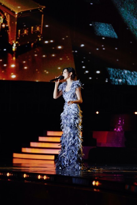 萬茜亮相中國長春電影節開幕式,一首《給電影人的情書》聽破防了 萬茜亮相中國長春電影節開幕式,一首《給電影人的情書》聽破防了