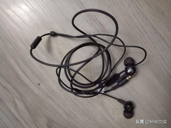 耳機插在電腦前面沒有聲音？