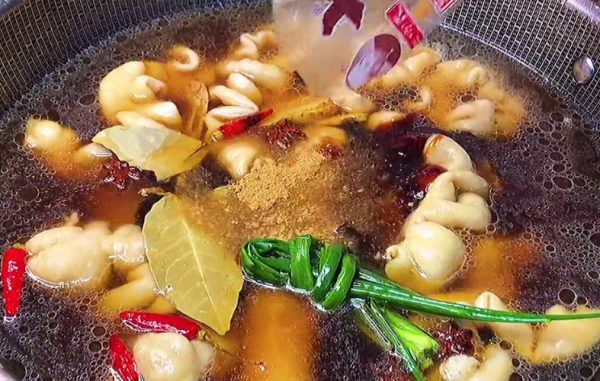 冬天乾冷，來盤秘製硬菜滷肥腸，方法比例大公開，爽滑可口無腥味