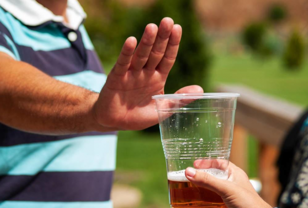 農村酒席“怪象”：悶頭吃菜的多了，大口喝酒的少了，什麼情況？