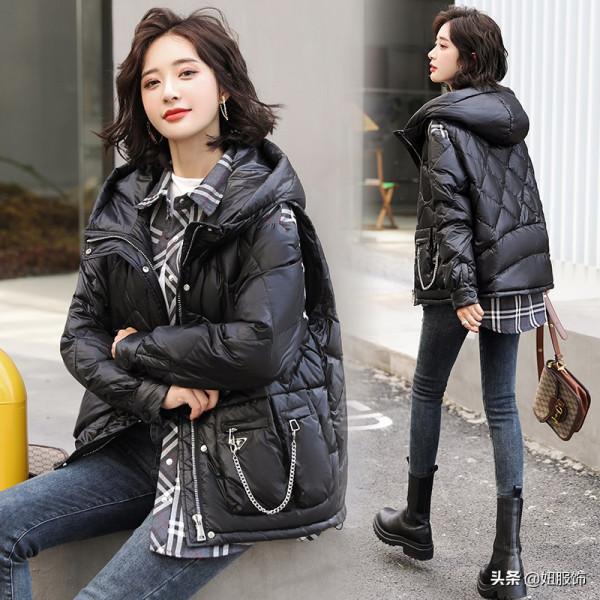 看看這幾款短款立領白鴨絨羽絨服，搭配短褲+長筒靴，高階又時髦