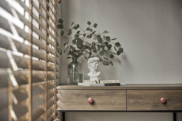 兄弟倆合資買套小公寓,沒有多餘的傢俱,全屋黑紅灰看起來很高階 兄弟倆合資買套小公寓,沒有多餘的傢俱,全屋黑紅灰看起來很高階