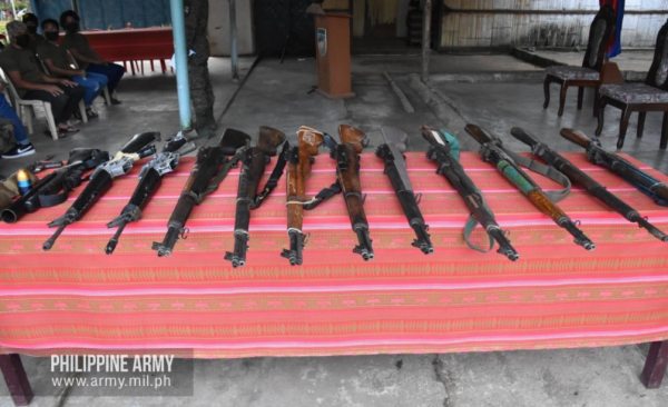 菲律賓游擊隊投降,上繳的這些老式步槍,是從哪兒尋找子彈的? 菲律賓游擊隊投降,上繳的這些老式步槍,是從哪兒尋找子彈的?