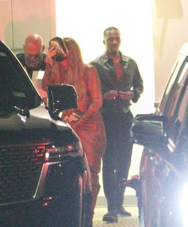 NBA濃眉哥大婚，對著孩子媽深情獻唱，阿黛爾藉機“官宣”了戀情