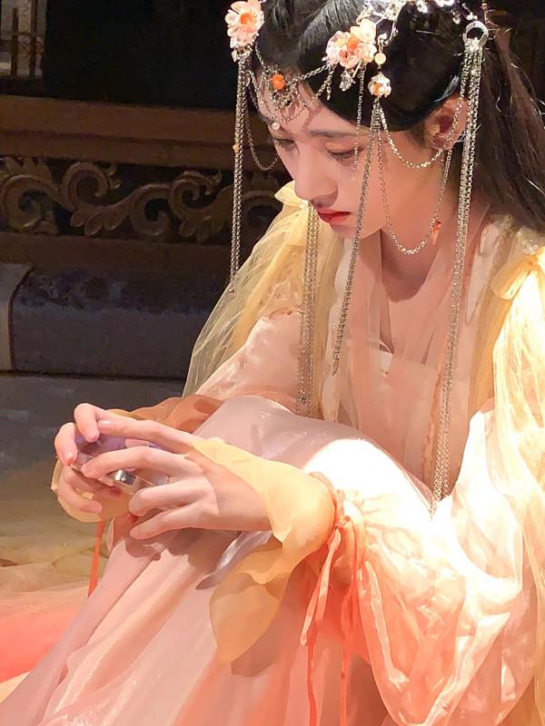 鞠婧禕新劇《花戎》殺青片場花絮曝光 穿古裝喝奶茶美美比贊