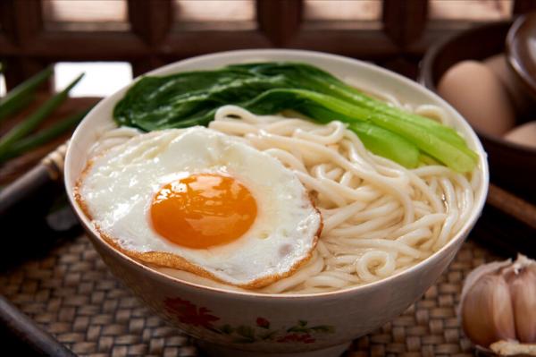 煮麵條，不要等水開才下鍋，記住2個竅門，麵條滑嫩勁道，不成坨