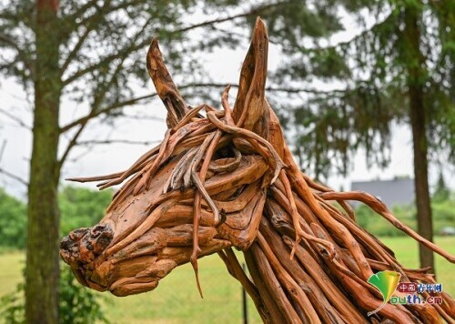 德國藝術家用樹根樹枝組合藝術品