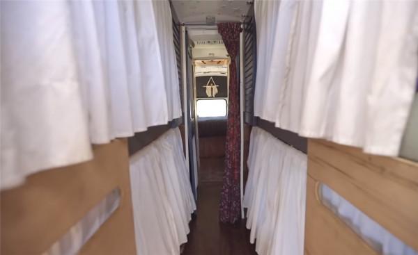 單親媽媽買下2004年舊校車,帶4個孩子在27㎡車內住1年,也是服了 單親媽媽買下2004年舊校車,帶4個孩子在27㎡車內住1年,也是服了