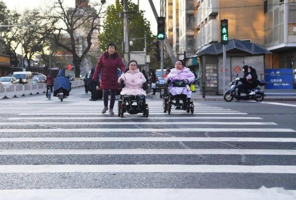 母親徒步三千里，肩背手推兩個癱瘓女兒尋醫，走了整整五年去北京