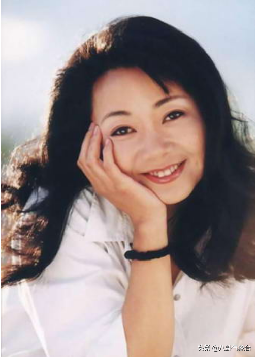 《闖關東》薩日娜：38歲演“文他娘”，結婚30年丈夫甘當“煮夫”