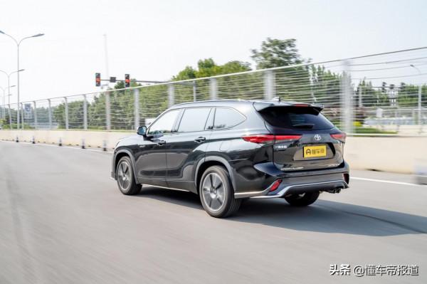 試駕｜同宗同源，卻定位更高？一汽豐田皇冠陸放初體驗