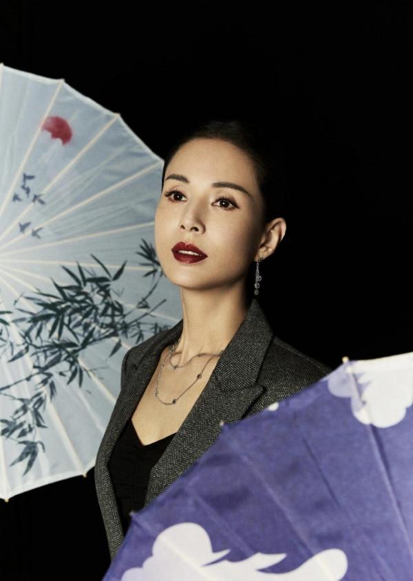 55歲李若彤真是全身閃著“金光”！打卡傣族服飾，造型個性又獨特