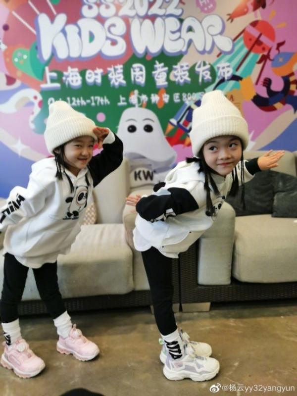 楊威兒子楊陽洋首攜雙胞胎妹妹走秀，歡歡樂樂開心跳舞，漂亮自信
