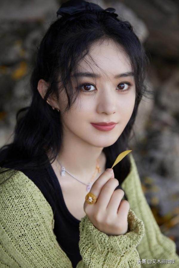 趙麗穎又&OpenCurlyDoubleQuote;嫩&rdquo;回來了，穿露臍t搭綠色開衫超甜，少女感十足