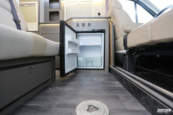 年輕人的第一臺Vanlife露營車,定製車漆+黑化套件,帥氣 年輕人的第一臺Vanlife露營車,定製車漆+黑化套件,帥氣