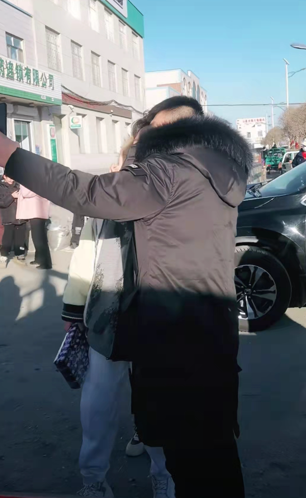 李玉剛回鄉和媽媽買年貨！街頭興奮玩鞭炮，提兩袋貨物和老闆講價