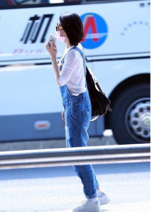 許晴完全沒有中年人的影子，年過半百穿白T恤配揹帶褲，像個少女