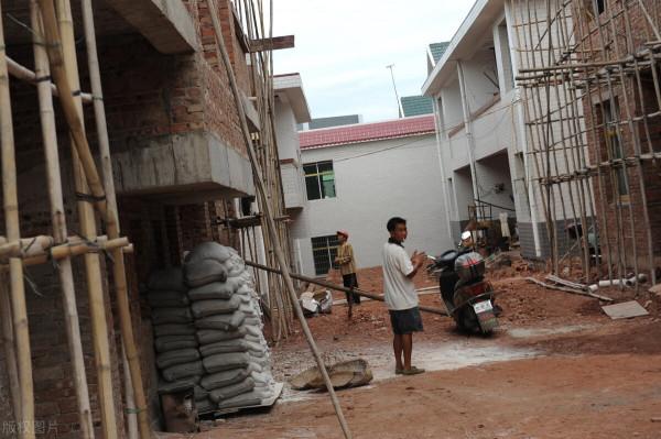 農村翻建房屋，為啥非要鄰居同意？鄰居不同意就建不了？咋解決？