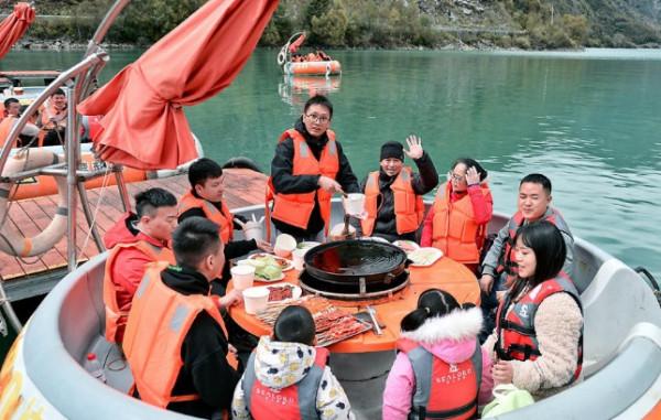 Jeep新大指揮官川西賞紅葉,船上吃燒烤,松坪溝不輸“小九寨” Jeep新大指揮官川西賞紅葉,船上吃燒烤,松坪溝不輸“小九寨”