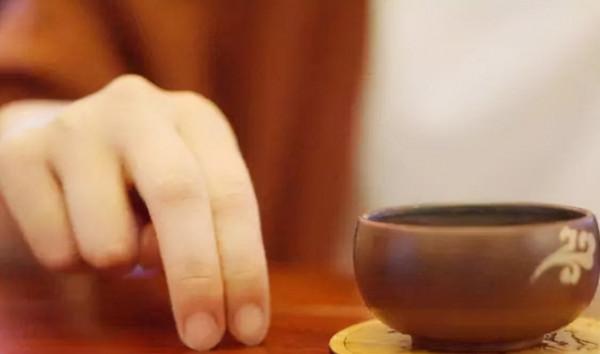 在倒茶時，常見的“叩指禮”，你懂得怎麼敲嗎？