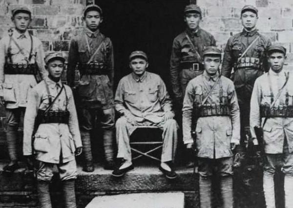 毛主席邀徐海東亮相九大，他高票連任後感嘆：主席沒忘紅二十五軍