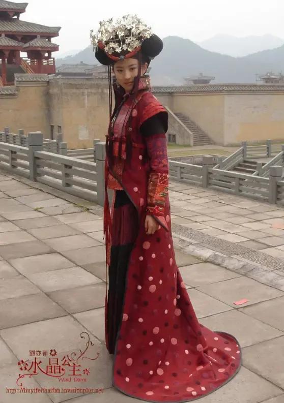 盤一盤過去古裝劇的服裝造型,跟現在的蚊帳子看看有多大差別 盤一盤過去古裝劇的服裝造型,跟現在的蚊帳子看看有多大差別