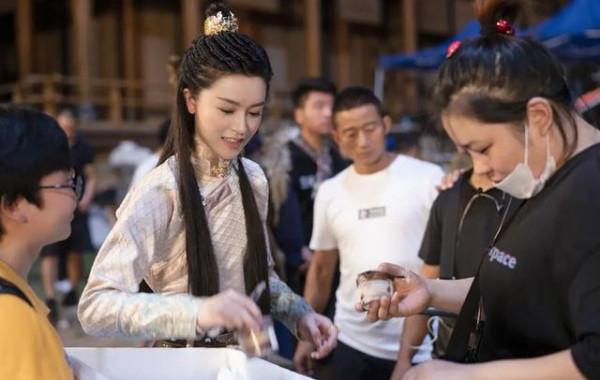 《倚天屠龍記》定妝照出爐，三大女主角同框，周芷若扮相一言難盡