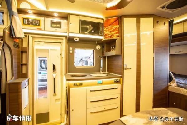 大品牌主流房車啥樣?空間夠大水電充足,6口人長途旅行也無憂 大品牌主流房車啥樣?空間夠大水電充足,6口人長途旅行也無憂