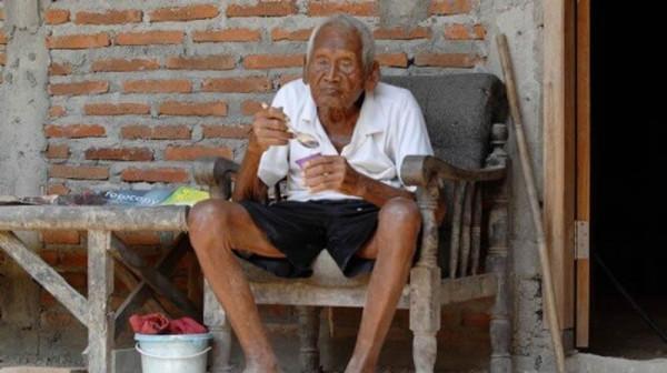 4年前，印尼一名146歲的老翁去世，官方承認他的年齡，吉尼斯不認