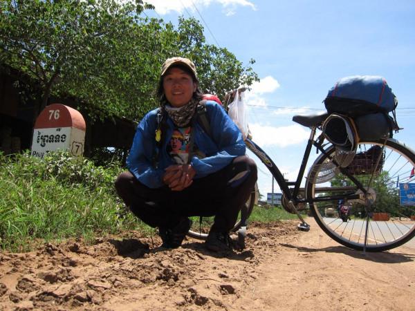 小夥獨自騎行柬埔寨,在小鎮斯昆落淚了,兩位中國英雄曾在此犧牲 小夥獨自騎行柬埔寨,在小鎮斯昆落淚了,兩位中國英雄曾在此犧牲